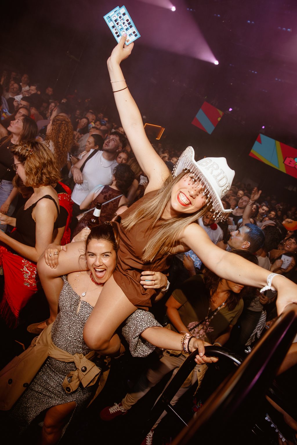 loco bongo tardeo madrid sala but gente pasandoselo bien